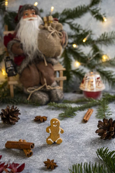 Beyaz arka planda geleneksel zencefilli kurabiye ile Noel natürmortu.