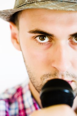 bir mikrofon tutan erkek şarkıcı