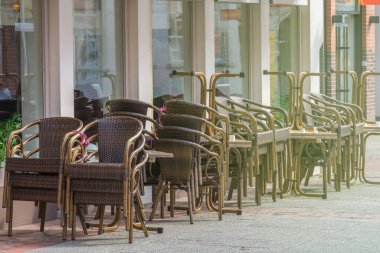 Şehir merkezindeki kapalı bir restoranın önünde istiflenmiş sandalye ve masalar. Coronavirus Covid-19 ile ilgili kısıtlamalar.