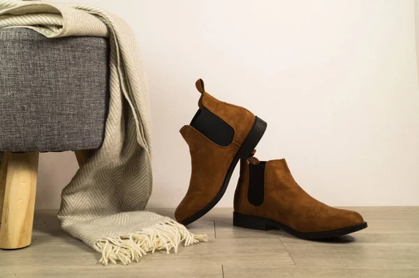 Kadınlar sonbahar ayakkabıları ya da yerde deniz botları. Sonbahar moda konsepti.