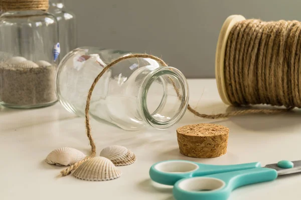El yapımı cam diy projesi. Makas, kablo ve kabuklu deniz ürünleriyle. Yaratıcı diy kavramı.