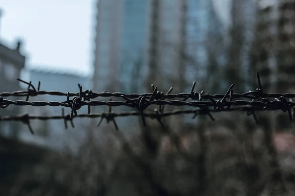 Rusty Barbed Wire Blurred Dark Urban Background Pessimistic Scene — Stock Photo, Image