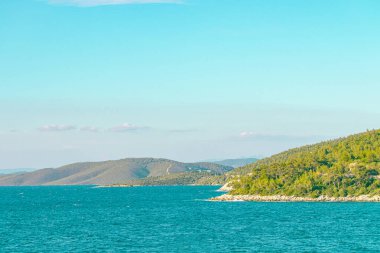 Muhteşem Ege kıyı manzarası, güzel gökyüzü ve yeşil topraklar. Yaz doğal manzarası.
