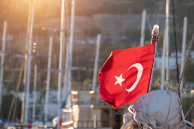 Bir yatta Türkiye bayrağı.