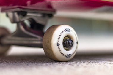 Kaykay tekerleğini kapat..