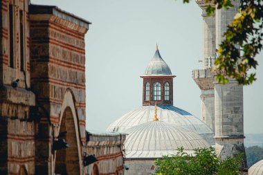 1414 'te inşa edilen Eski Cami, Edirne' nin minareleri ve kubbesinin yan görüntüsü. İslam ve Osmanlı mimarisinin bir örneği.