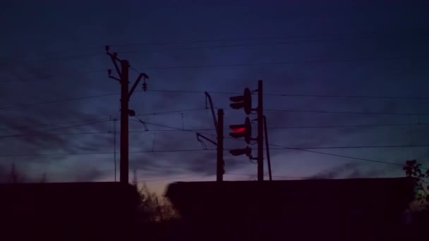 Silhouetten - trein passeert rood verkeerslicht — Stockvideo