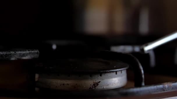 Спалювання газу на кухні і вимикання його 180fps slowmo — стокове відео