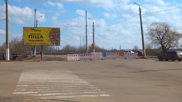 Sloviansk, Ucrania - 4 de marzo de 2021: Recorrido cerrado a través del puente en la calle Svobody — Vídeos de Stock