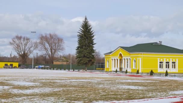 Estadio vacío en Slavyansk, plano panorámico — Vídeo de stock