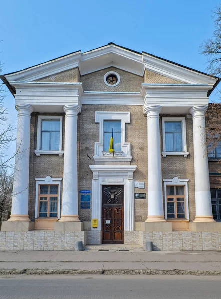 Sloviansk, Ukraina - April 5 2021: Byggande av humanitär Institutionen för Sloviansk statliga pedagogiska universitetet vid Universitetska 12 — Stockfoto