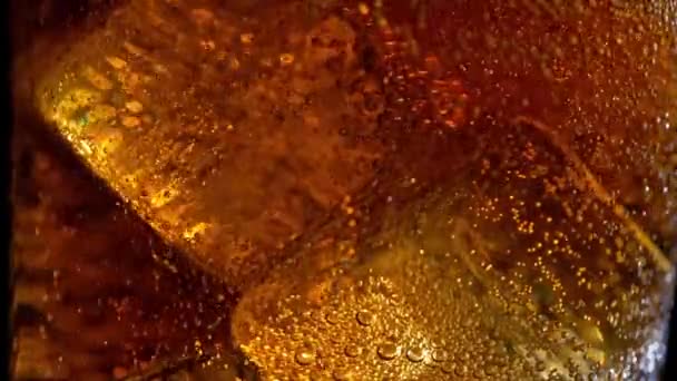 Ледяные кубики в стакане с налитой колой x6 slowmo — стоковое видео
