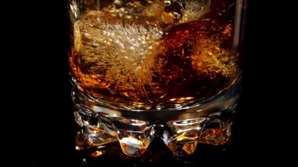 Verser du coke dans du verre avec de la glace — Video