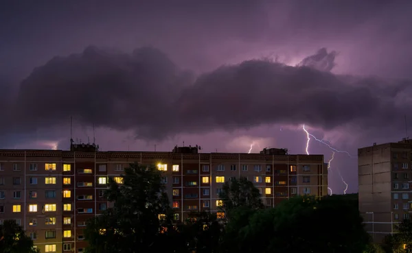 Gewitter blitzt über Häusern — Stockfoto