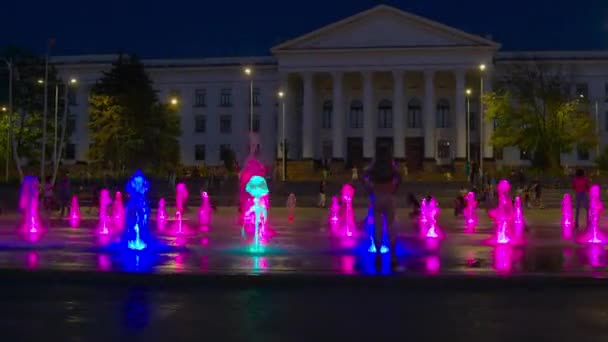 Kramatorsk, Ucrania - 27 de julio de 2021: Fuente en la Plaza Mira — Vídeo de stock