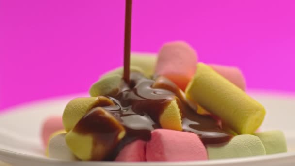 把热巧克力倒在一堆棉花糖上 — 图库视频影像