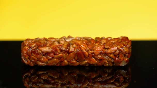 Filmagem de alimentos: chocolate escuro derramar em sementes de girassol em caramelo — Vídeo de Stock