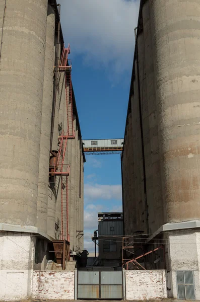 Elevador de grãos de concreto velho na Ucrânia — Fotografia de Stock