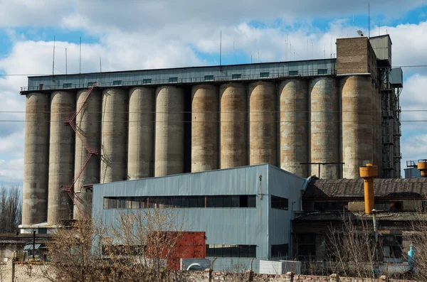 Elevador de grãos de concreto velho na Ucrânia — Fotografia de Stock