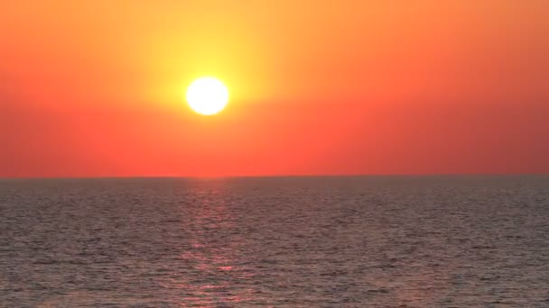 Ηλιοβασίλεμα στη θάλασσα το βράδυ — Αρχείο Βίντεο