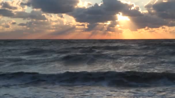 Zachód słońca morze chmur promienie — Wideo stockowe
