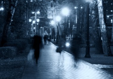 Park gece sokağa silhouettes