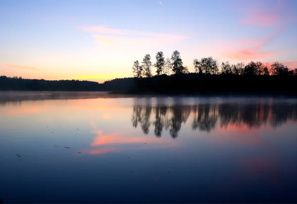 朝の湖の風景 — ストック写真