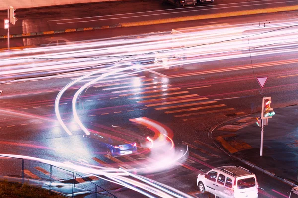 Kruispunt nacht verkeer — Stockfoto