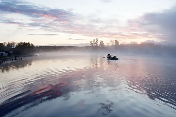 Sunrise dimma båt — Stockfoto