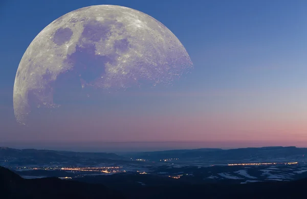 Fantástico paisaje de montaña luna — Foto de Stock