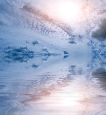 Hafif pembe ve mavi gökyüzü ve okyanus arka plan: parlak güneşin ve bulutların desen yansıyan dalgalı su yüzey. Duvar kağıdı olarak kullanılabilir.