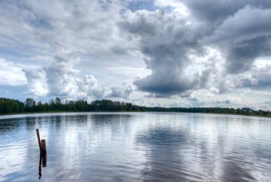 Bulutlar yansımaları su