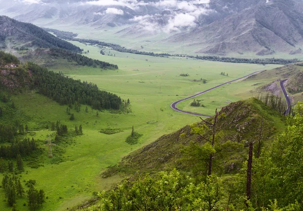 Paesaggio montagne valle strada — Foto Stock