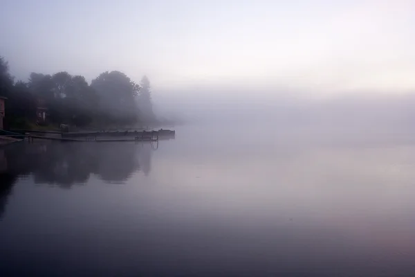 Matin Scène Nature Paysage Brouillard Brouillard Réfléchi Sur Surface Eau — Photo