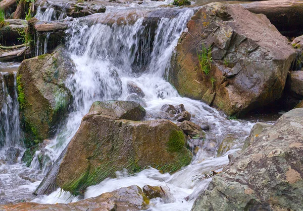 Prachtige Waterval Streams Mountaim Rivier Stroomt Tussen Stenen Rotsen Bossen — Stockfoto