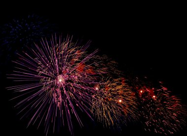 havai fişek karanlık gökyüzü