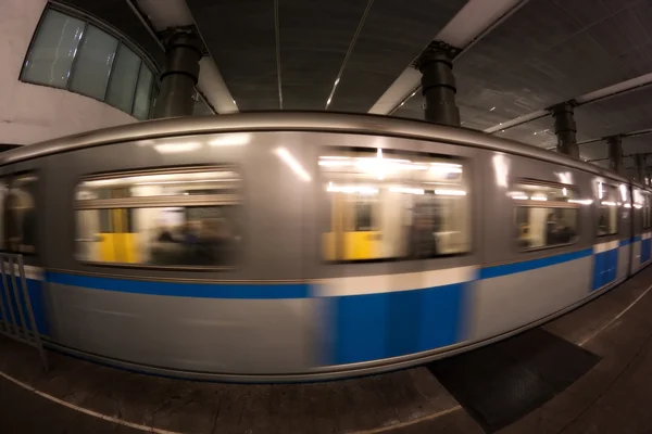 Metróállomástól vonaton mozgás — Stock Fotó