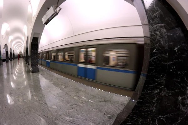 Estação de metrô interior e trem em movimento — Fotografia de Stock