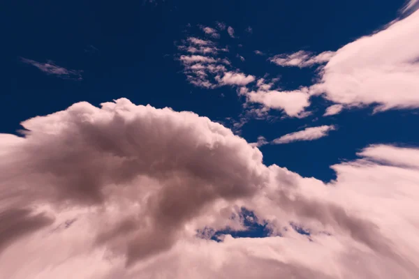 Абстрактный Природный Фон Розовые Облака Темно Синим Небом Качестве Обратной — стоковое фото