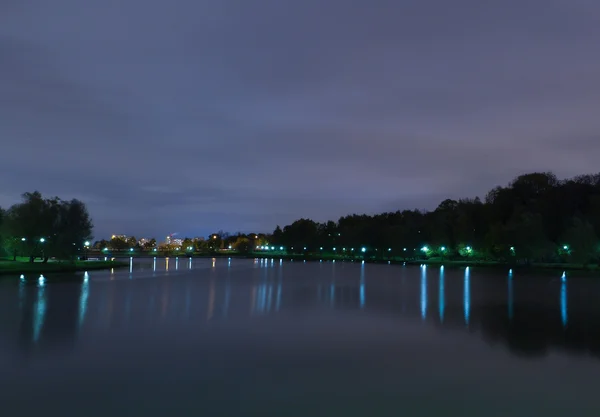 Stad reflecties lake nigt — Stockfoto