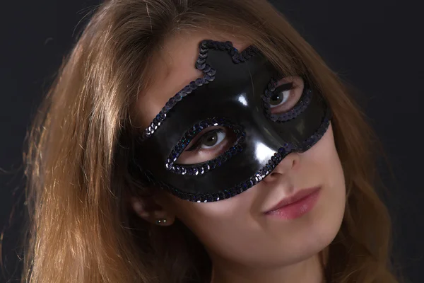 Yonug Frau geheimnisvolle Maske — Stockfoto
