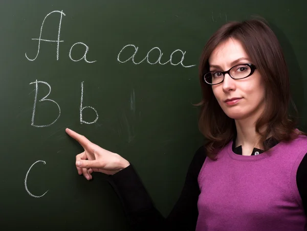 Kadın öğretmen abc tebeşir tahtası