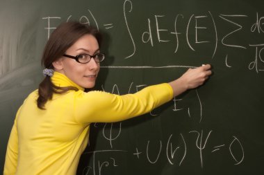 Kadın Profesör veya öğrenci tebeşir tahtası