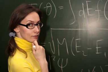 Kadın Profesör veya öğrenci tebeşir tahtası