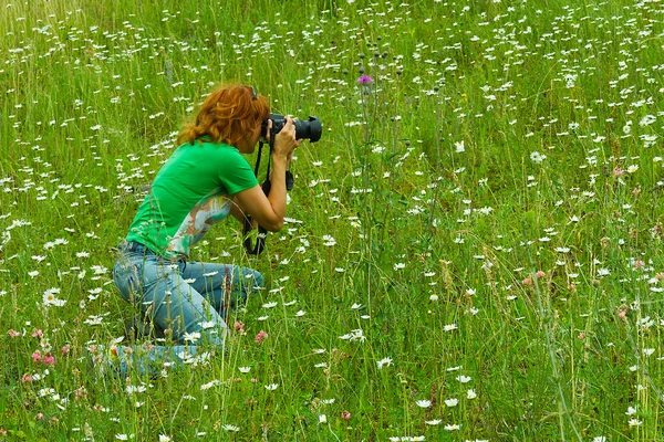 Naturaleza fotógrafa mujer — Foto de Stock