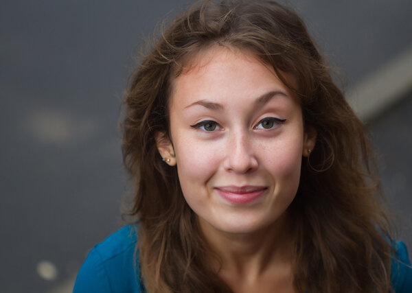 Девушка с портретом улыбается
