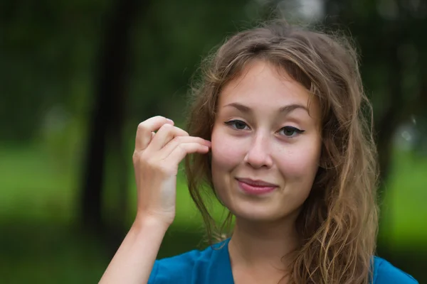 Portrait girl ajusting coiffure — Stock Photo, Image