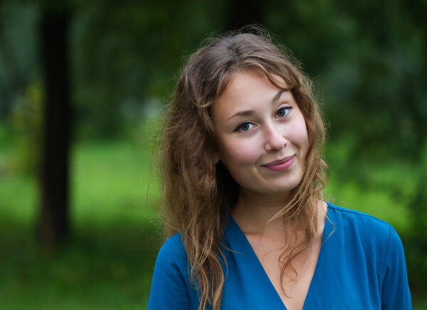 Портрет молодая женщина улыбается
