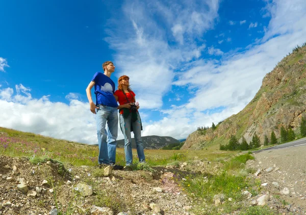 Young hikers mountains — Stock Photo, Image