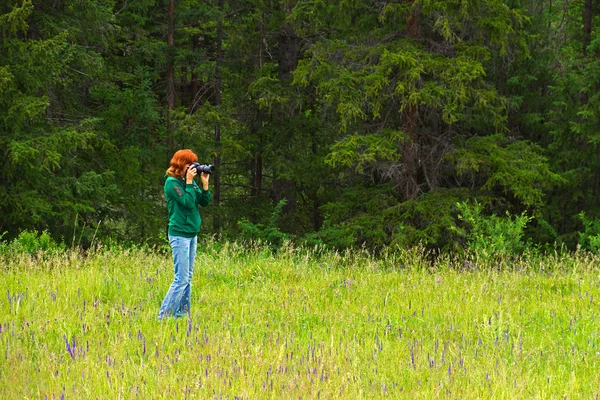 Naturaleza fotógrafa mujer — Foto de Stock